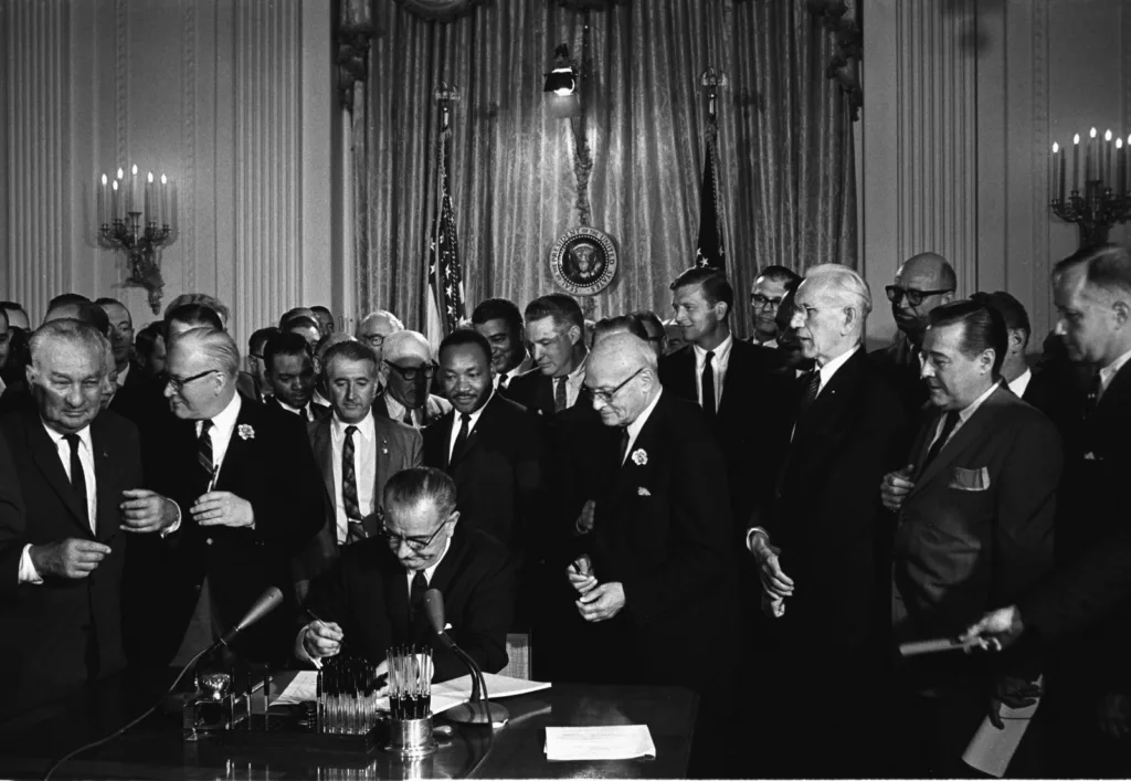 미국시민권운동 President Lyndon Johnson Signs into Law Historic Civil Rights Act